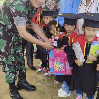 Bersama Muspika,Babinsa Hadiri Pelepasan Anak Didik Paud Desa Bonian