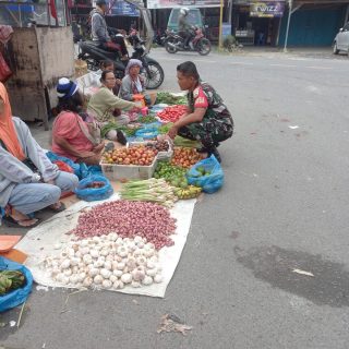 Pastikan Daya Beli masyarakat Terjangkau Babinsa Koramil 01Sumbul, Cek Harga Kebutuhan Bahan Pokok