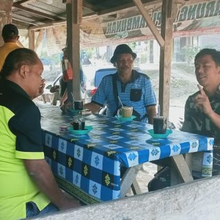 Duduk Santai Di Warung,Babinsa Koramil  03 Parongil Giat Komsos Dengan Tokoh Masyarakat
