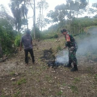 Manfaatkan Kebersamaan,Babinsa Bersama Warga Laksanakan Gotong Royong