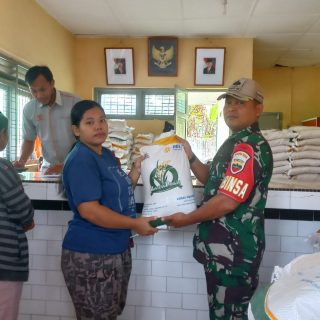 Babinsa Koramil 03 Parongil Laksanakan Pendampingan Pembagian Beras 