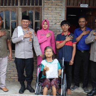 Kapolres Dairi Beri Bantuan Kursi Roda ke Warga Kurang Mampu