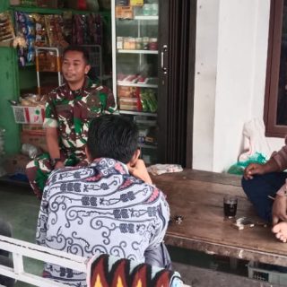 Bincang Santai Di Warung Kopi,Cara Babinsa Ciptakan Keharmonisan Dengan Warganya