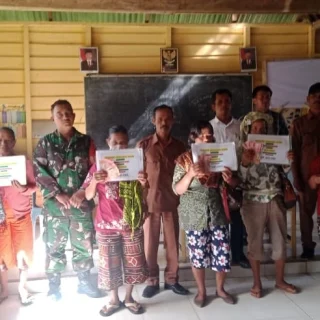 Pastikan Berjalan Lancar Dan Aman,Babinsa Koramil 01 Sumbul Hadiri penyaluran BLT DD