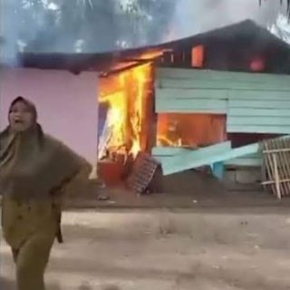 Emak-Emak Pengajian Bakar Kafe Remang-Remang Di Rokan Hulu