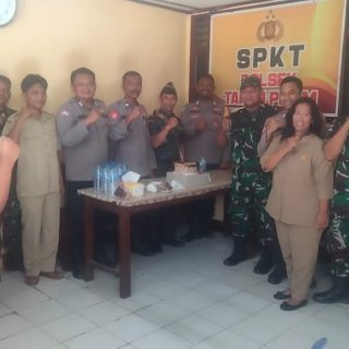 Dalam Rangka HUT Bhayangkara Ke 77 Personil Koramil 05  Tanah Pinem,Beri Surprise Kepada Personil Polsek