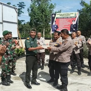 Danramil Beserta Anggota Koramil 03/Parongil Berikan Kejutan Ke Polsek Parongil Dalam Rangka Hut Bhayangkara 