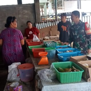 Cek Harga Dan Ketersediaan Sembako Di Kios Pangan,Babinsa Sambangi Kios Pangan Desa Buntu Raja