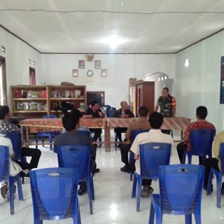 Sambangi Kantor Desa,Babinsa Giat Tatap Muka Dengan Para Kadus
