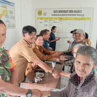 Babinsa Koramil 07 Salak  Turut Dampingi Penyaluran BLT-DD