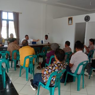 Babinsa Koramil 07 Salak,Hadiri Rapat Bersama Warga Desa Binaan
