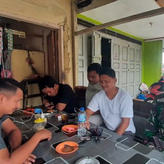 Antisipasi Kenakalan Remaja,Babinsa Komsos Dengan Pemuda Warga Desa Binaan 