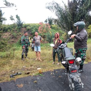 Giat Komsos ,Babinsa Koramil 07 Salak Sambangi Warga Desa Binaan