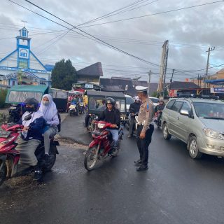 Wujud Nyata Kehadiran Polri Di Tengah Masyarakat, Polres Dairi Dan Jajaran Gelar Strong Point Pagi Di Setiap Persimpangan