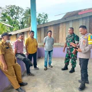 Tingkatkan Sinergitas Tiga Pilar,Babinsa Koramil 05 Tanah Pinem Komsos Dengan Perangkat Desa
