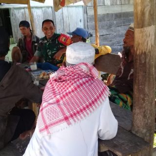 Jalin Silaturahmi, Babinsa Koramil 06 Kerajaan Komsos Dengan Tokoh Agama Di  Desa Binaan
