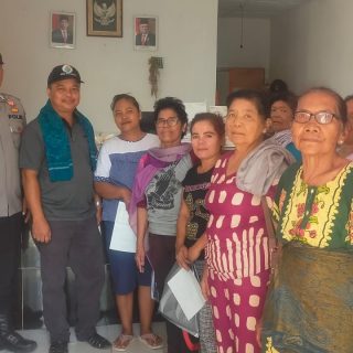 Babinsa Koramil 05 dan Bhabinkamtibmas  Bagikan Bantuan Kepada Warga Kurang Mampu