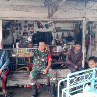 Jalin Silaturahmi Babinsa Koramil 01 Sumbul Komsos dengan Warga Binaan 