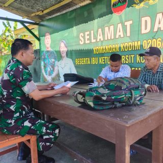 Personil Koramil 03 Parongil Melayani Calon Siswa TNI Di Makoramil