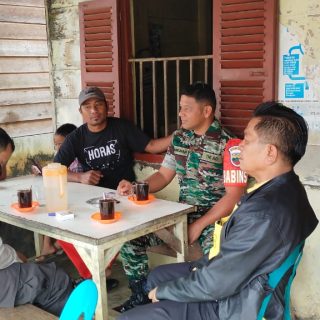 Ngopi Bareng..!! Babinsa Bersama Bhabinkamtibmas Giat Komsos Dengan Masyarakat Desa Binaan