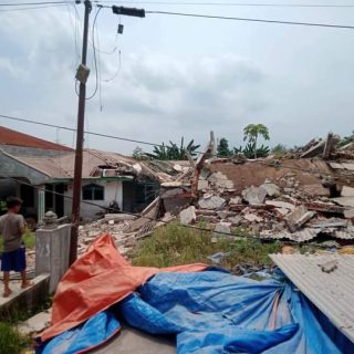 Bangunan Ruko Di Tandam Ambruk, Timpa Rumah Warga