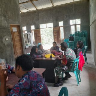 Komsos Di Kantor Desa,Babinsa Ingatkan Warga Jaga Keamanan Dan Ketertiban Desa