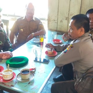 Babinsa Koramil 05 Tanah Pinem,Bersama Bhabinkamtibmas Komsos Dengan Kepala Desa