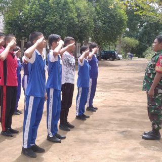 Babinsa Koramil 03 Parongil Melaksanakan Pelatihan Paskibraka Kepada Siswa Siswi SMA N 1 Lae Parira