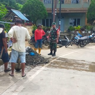 Mamfaatkan Kebersamaan , Babinsa Gotong Royong Bersama Masyarakat