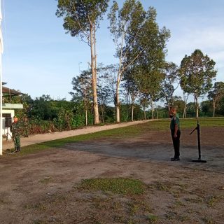 Tampil Sebagai Petugas Upacara,Personil Koramil 03 Parongil Laksanakan Upacara Bendera Di Lapangan Sudirman
