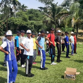 Babinsa Koramil 03 Parongil Berikan Latihan Paskibraka Kepada Siswa Siswi SMA N 1 Lae Parira