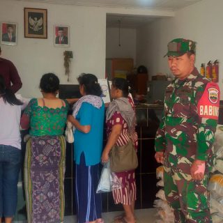 Babinsa dan Bhabinkamtibmas Berikan Bantuan Kepada masyarakat