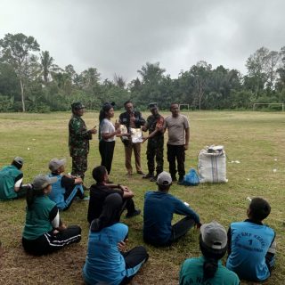 Di Dampingi Babinsa Koramil 03 Parongil,Camat Silima Pungga Pungga Bagikan Kaos Training Ke Pasukan Paskibraka