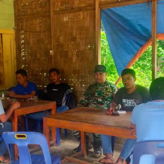 Mamfaatkan Kebersamaan , Babinsa Kuta Buluh Komsos Dengan Warga Binaan.