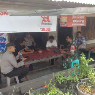 Sinergitas TNI-POLRI..!! Babinsa Dan Bhabinkamtibmas Komsos Bersama Dengan Warga
