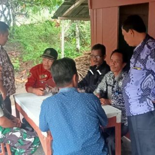 Sambil Ngopi..!! Babinsa Giat Komsos Dengan Tokoh Masyarakat