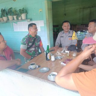 Ngopi Bareng..!! Cara Babinsa Komsos Dengan  Anggota Polsek  Dan Warga Binaan