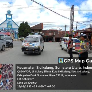 Polres Dairi Himbau Pengguna Jalan Dengan Menggunakan Plang Saat lakukan Strong Point Pengaturan
