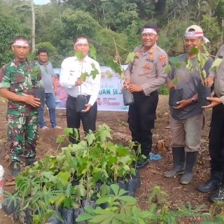 Danramil 05 Tanah Pinem,Hadiri Kegiatan Penanaman Pohon ,Polri Lestarikan Negeri TA 2023.