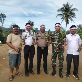 Penghijauan..!! Danramil Bersama Babinsa Koramil 03/Parongil Hadiri Pelaksanaan Penanaman Pohon 