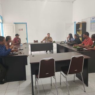 Komsos Dengan Aparat Kecamatan..!! Babinsa Diskusi Bahas Keamanan Dan Kebersihan Lingkungan