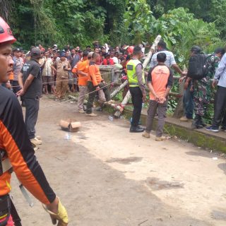 Tim SAR Dari Basarnas Medan Lakukan Pencarian Korban Bersama Bus Yang Masuk Ke Dalam Jurang Di Dairi