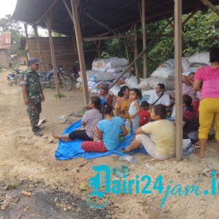 Manfaatkan Kebersamaan, Babinsa Koramil 05 Tanah Pinem Komsos Dengan Petani.