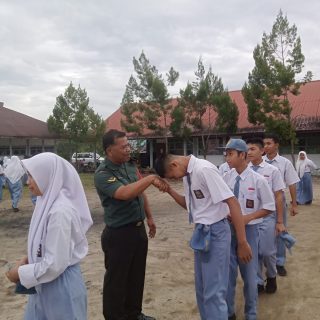 JADI PEMBINA UPACARA BABINSA KORAMIL 07/SALAK AJAK SISWA BERBAKTI KEPADA ORANG TUA