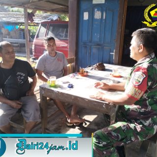 Babinsa Koramil 07 Salak,Komsos Di Warung Kopi Bersama Warga Binaan