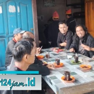 Babinsa Koramil 07 Salak,Komsos Dengan Tokoh Masyarakat
