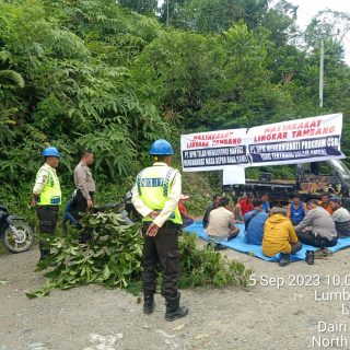 Personil Polsek Parongil Laksanakan Pengamanan Penutupan Akses Jalan PT.DPM Oleh Warga.