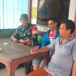 Mamfaatkan Kebersamaan , Babinsa Kuta Buluh Komsos Dengan Warga Binaan.