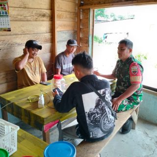 Babinsa Koramil 07 Salak Komsos Dengan Pemuda Warga Desa Binaan