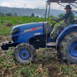 Babinsa Koramil 01 Sumbul Bantu Petani Olah lahan Menggunakan Alsintan Traktor Roda 4